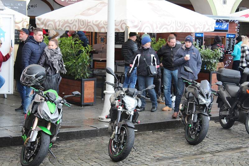 Sraz motorkářů na budějovickém náměstí Přemysla Otakara II. na Štědrý den v poledne.