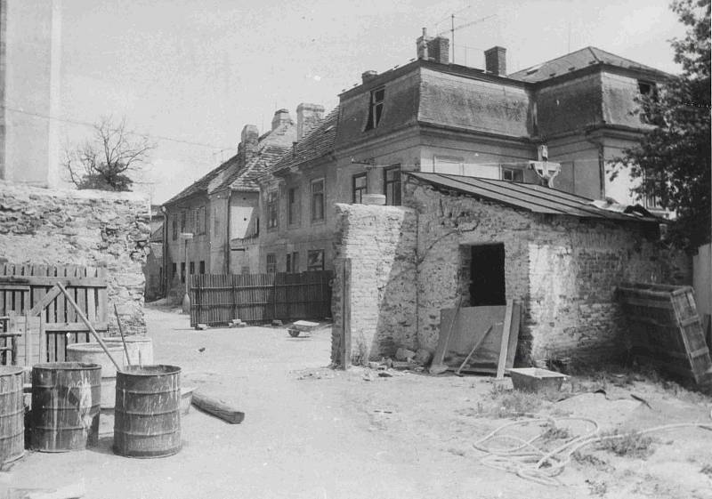 Východ z klášterní zahrady, po pravé straně část umrlčí komory. Foto ze sbírky fotografií a pohlednic Jiřího Dvořáka poskytl Státní okresní archiv České Budějovice