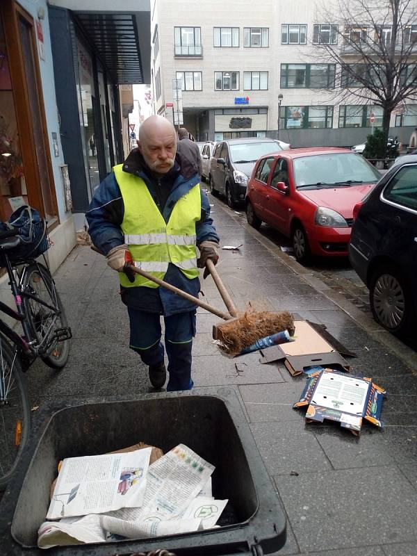 V Kanovnické ulici v Budějovicích likvidoval poházené odpadky a papírové bedny Milan Švec, pracovník úklidových služeb FCC. "Pracuju od šesti, dneska toho bude fůra," povzdychl si v pondělí před devátou.