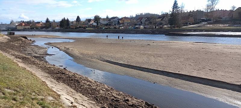 Řeka Vltava v Týně nad Vltavou byla v únoru vypuštěná jako rybník, hrozila povodeň na Lužnici.