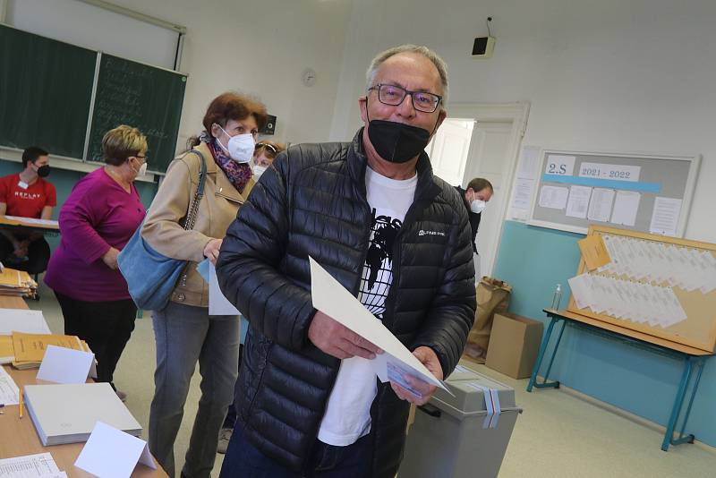 Volby v Českých Budějovicích - volební místnost číslo 1 a 2 v gymnáziu Česká.