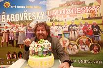 Do kin přijde 20. února komedie Babovřesky 2, kterou Zdeněk Troška natáčel loni v jižních Čechách, stejně jako první díl. Na snímku režisér 6. února při předpremiéře v Týně nad Vltavou, kde ho vítali dortem.
