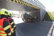 Pod boršovským viaduktem neprojelo nákladní auto, které vezlo menší bagr. Ten po nárazu do viaduktu spadl.