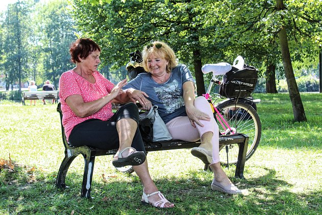 „ Krásné místo. Chodí sem čím dál víc lidí.' - Jarka Chrtová (vpravo) „Nosíme si kávu v termosce, hrníčky a Jarky vždy upeče buchtu. Tady spolu odpočíváme.“  - Hanka Šubrtová