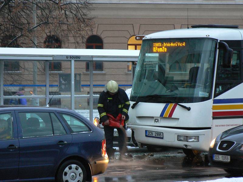 Úterý, první "zimní" den v Českých Budějovicích, nezačalo pro motoristy šťastně. Na snímku je nehoda autobusu, trolejbusu a osobního vozidla u budovy krajského úřadu.