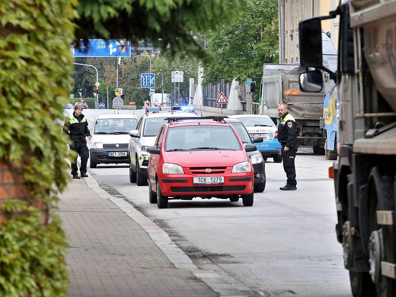 Uzávěrka Mánesovy ulice komplikuje dopravu v Českých Budějovicích.