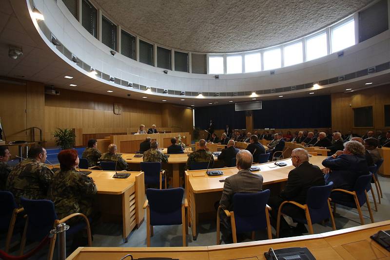 Třídenní cestu po kraji zahájil Miloš Zeman v pondělí dopoledne setkáním s hejtmankou Ivanou Stráskou, zastupiteli a dalšími hosty. Začátku cesty byla přítomná i první dáma Ivana Zemanová.