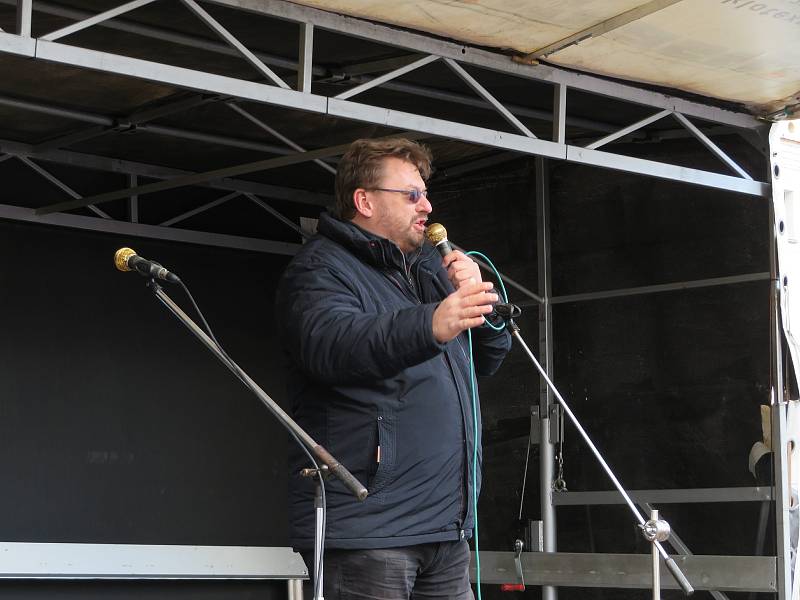 Demonstrace a pochodu za svobodu v Českých Budějovicích se zúčastnilo asi pět stovek lidí. Na průběh akce dohlížela policie.