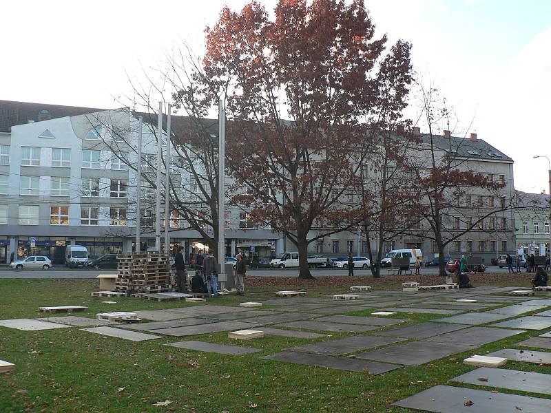 Dva dočasné divadelní objekty vzniknou na budějovickém Mariánském náměstí u příležitosti oslav Jihočeského divadla. Technici je začali stavět 7. 11. 2019.
