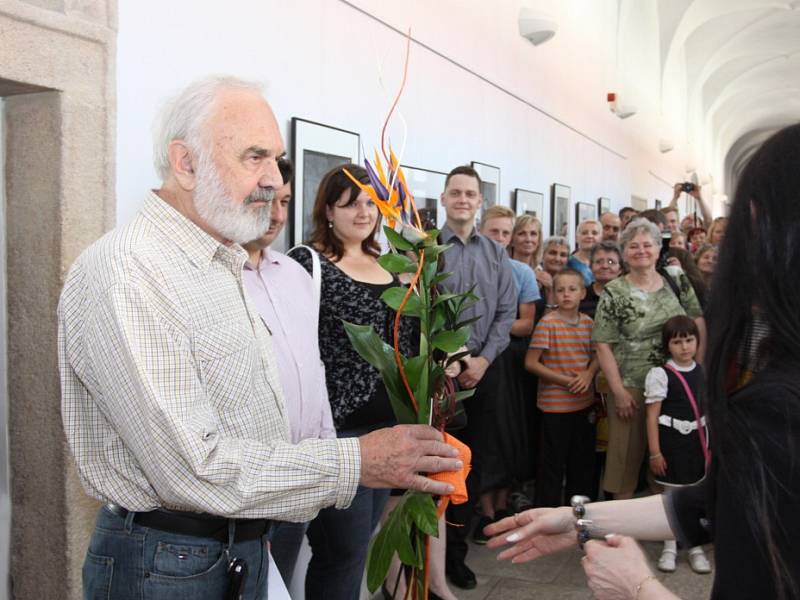 Kolem 70 fotografií přináší výstava v jindřichohradeckém Muzeum fotografie, jež provází historií Divadla Járy Cimrmana, jež slaví 50 let. Snímky nafotil Petr Hecht, který dělal  v divadle i kulisáka. Na snímku Zdeněk Svěrák.