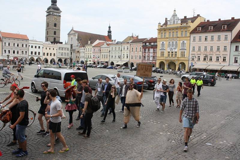 Celý týden žily České Budějovice multižánrovým festivalem Budějovický Majáles. Ten se v pátek rozloučil s krajským městem průvodem na náměstí Přemysla Otakara II., volbou krále a řadou koncertů.