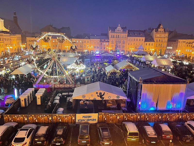 S trhy v Českých Budějovicích se v pátek večer přišly rozloučit stovky lidí. Úderem 18. hodiny adventní městečko zhaslo.