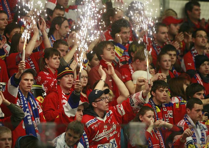 Čtrvtfinále playoff  hokejové O2 ELH mezi HC Mountfield České Budějovice a HC Vítkovice Steel. 