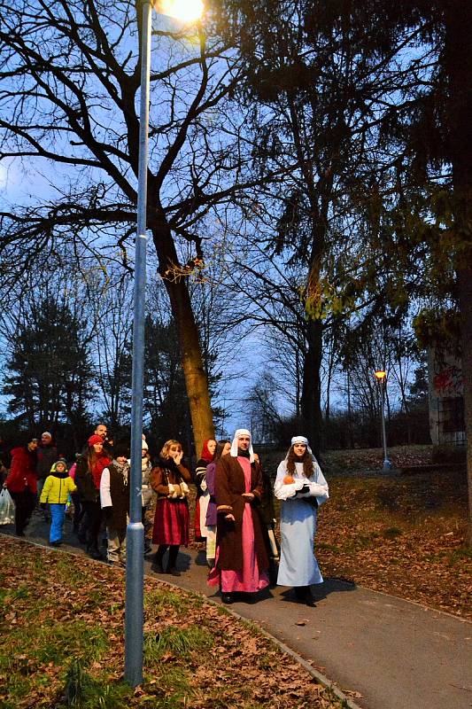 Advent v Týně nad Vltavou zahájili v neděli tradičně zvonkovým průvodem. Jeho účastníci pak rozsvítili na náměstí Míru vánoční strom.