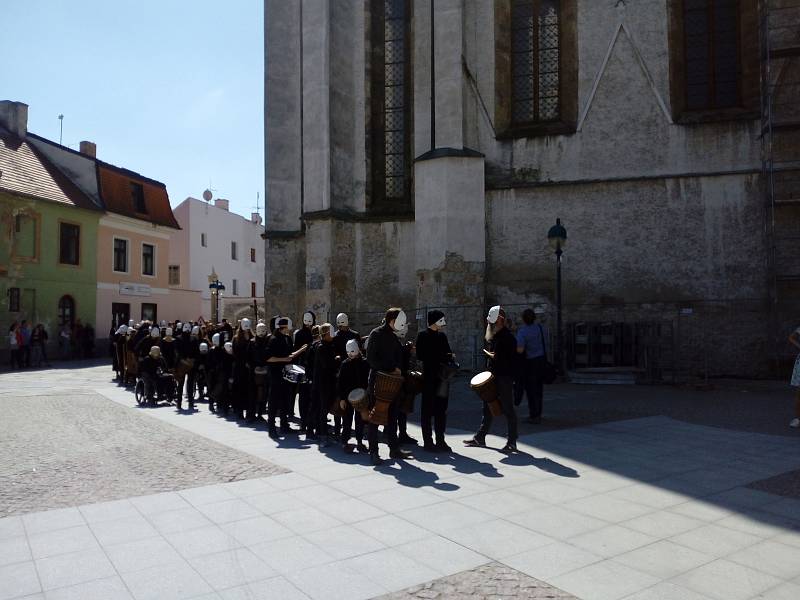 Na Velký pátek lidé sledovali průvod městem Velikonoční hrkání Divadla Víti Marčíka. Ve 12 h hrkání symbolizovalo Golgotu.