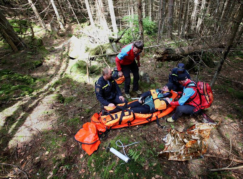 Na Stožci cvičili policisté, hasiči, záchranáři a stržáci Šumavy spolupráci při záchraně neukázněných cyklistů