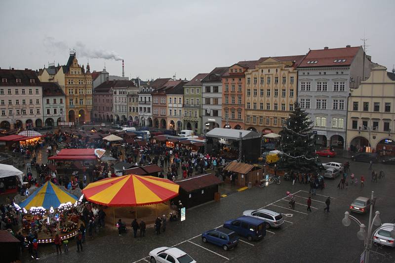 Vánoční strom na českobudějovickém náměstí Přemysla Otakara II. byl slavnostně rozsvícen v sobotu 28. listopadu.