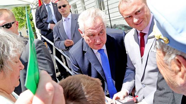 V Táboře se Miloš Zeman zájemcům i podepsal.