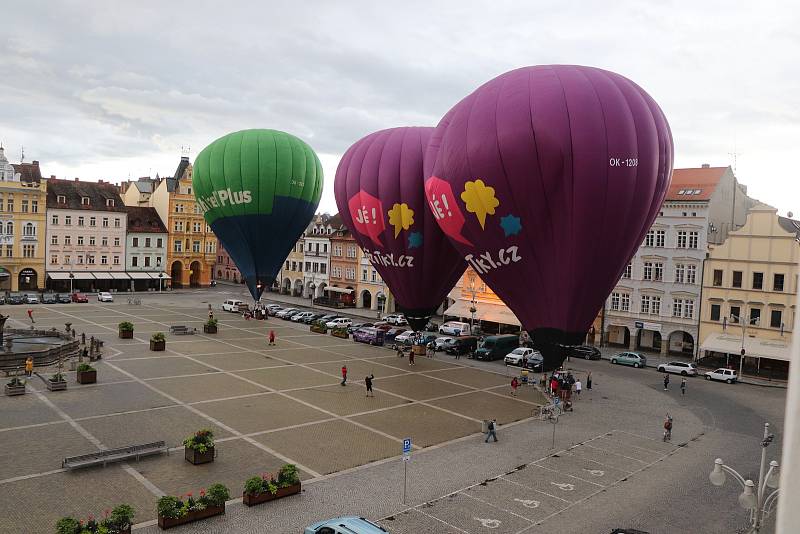 Čtyři horkovzdušné balony vzlétly ve čtvrtek v ranních hodinách z českobudějovického náměstí Přemysla Otakara II.