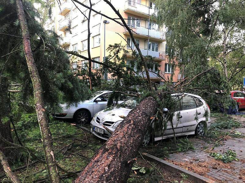 Následky bouřky v Českých Budějovicích na Pražském předměstí.