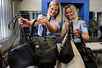 Nevyužívané kabelky pro letošní Kabelkový  veletrh Denku věnovaly policejní tisková mluvčí Štěpánka Uhlířová (na snímku vpravo) a její kolegyně Lenka Krausová.