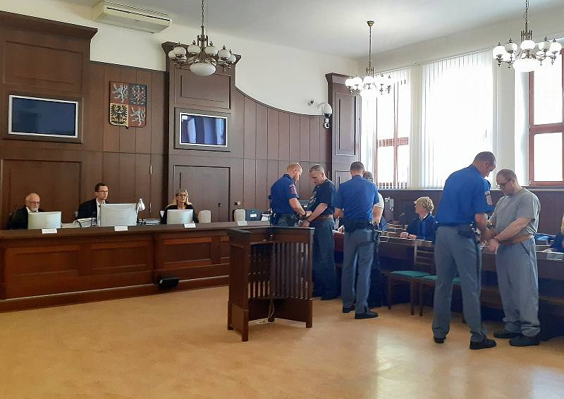 V pondělí 8. srpna pokračovalo před Krajským soudem v Českých Budějovicích hlavní líčení v případu drogového bosse Papeže a jeho organizovaného gangu dealerů.