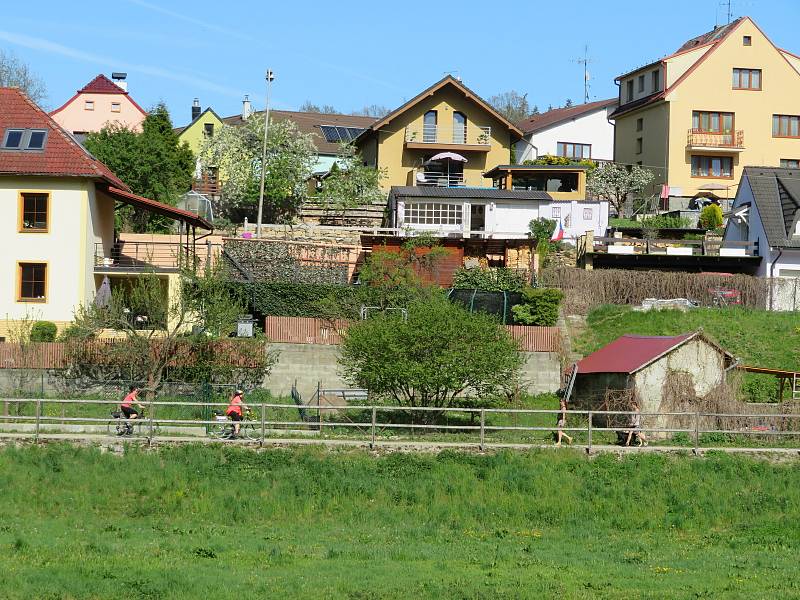 Celkem 27 obřích kraslic je ukryto v katastru Hluboké nad Vltavou, tentokrát na třech vycházkových okruzích v zámeckém parku (4 km), kolem hlubockých rybníků (5 km) a okolo Staré obory (6,5 km).