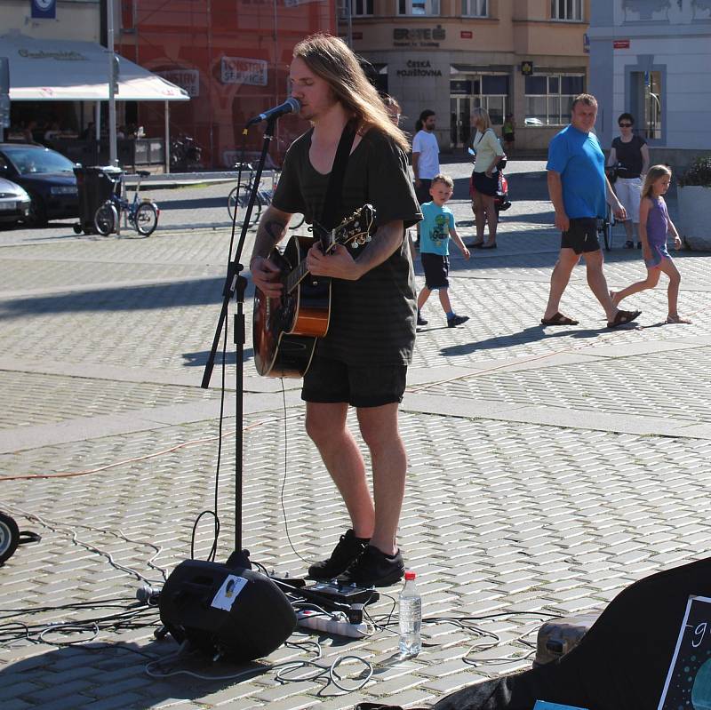 V Českých Budějovicích na Buskers festu vystupuje třeba Gus Ring, který sem přijel až ze Švédska.