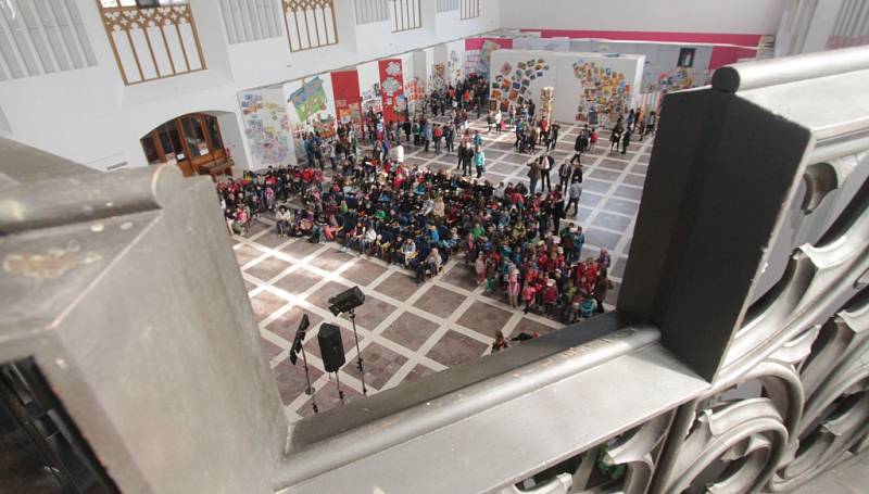 Na 1500 dětských prací nabízí výstava Když se hudba vybarví, která začala 2. dubna v hlubocké jízdárně Alšovy jihočeské galerie. Potrvá do 21. dubna a vstup je zdarma.