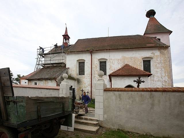 Oprava kostela ve Strýčicích.