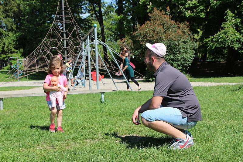 Dětská hřiště a pískoviště v Českých Budějovicích zase obývají rodiče s ratolestmi.