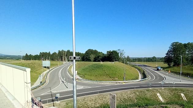 The southern tangent connects the road I/3 and D3 near Roudného.  The image shows the roundabout between České Budějovice and Včelná.  I/3 and exit to Boršov nad Vltavou.