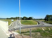 Jižní tangenta spojí silnici I/3 a D3 u Roudného. Na snímku kruhová křižovatka mezi Českými Budějovicemi a Včelnou. Výjezdy k I/3 a Boršovu nad Vltavou.