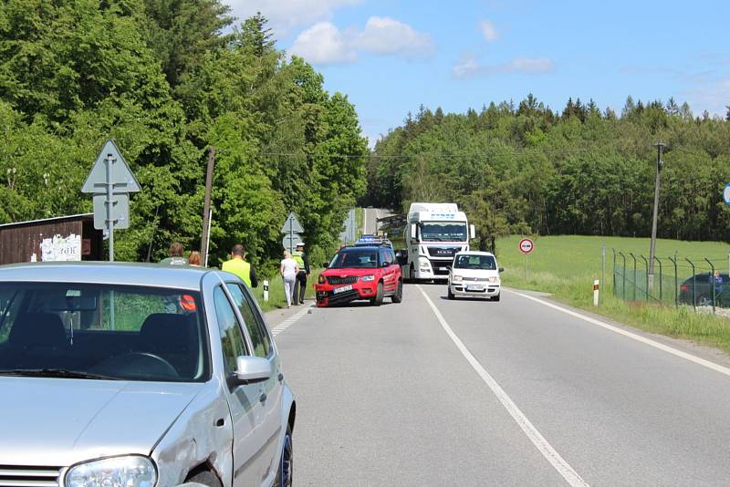 Provoz na trase České Budějovice - Lišov přibrzdila v neděli 24. května 2020 nehoda poblíž samoty Na Klaudě.