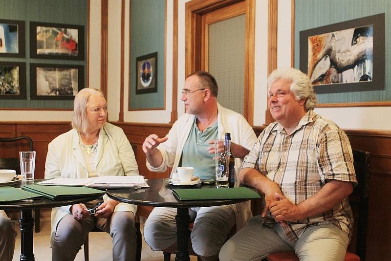 V Netolicích na Prachaticku se rozjíždí nová kulturní kavárna Café Harlequin. Na snímku zleva majitelka Christine Gerstmaier, malíř Jaroslav Platil a starosta Netolic Oldřich Petrášek.