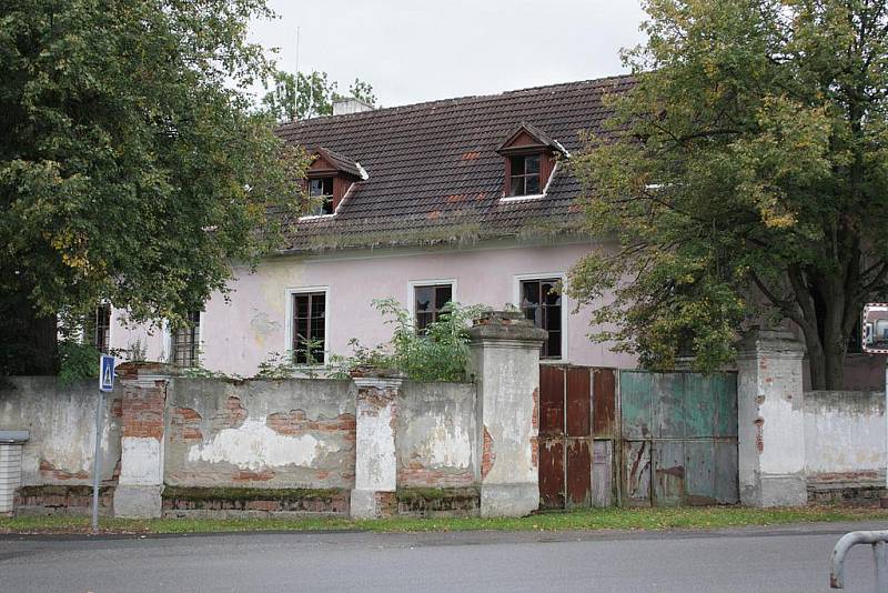 V katastrofálním stavu je zámek na návsi v Neznašově. Již dlouhá léta chátrá a je navíc nezabezpečený.