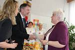 Ředitelce školní jídelny Miloslavě Horákové předává certifikát Vegar Andreassen, zástupce norské velvyslankyně.