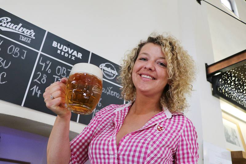 Nové pivo z českobudějovického Budvaru se jmenuje Redix. Začalo se čepovat v Masných krámech. Na snímku servírka Michaela Huszarová.