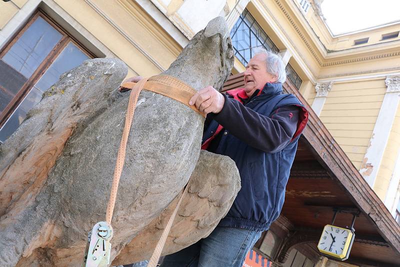 Sochu orla snesli ve středu z průčelí českobudějovického vlakového nádraží. Sochu čeká obnova v rámci velké rekonstrukce nádraží.