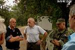 Povodeň na Jindřichohradecku 16. srpna 2002, a jednání krizového štábu s bývalým hejtmanem Janem Zahradníkem přímo na hrázi rybníka Rožmberk.