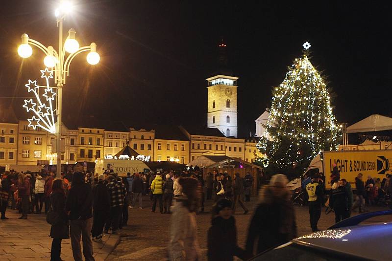 Rozsvícení vánočního stromečku a adventní trhy na českobudějovickém náměstí.