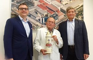 Ikona Budějovického Budvaru pivovarský mikrobiolog Jan Šavel (uprostřed) se současným ředitelem pivovaru Petrem Dvořákem (vlevo) a jeho předchůdcem Jiřím Bočkem.