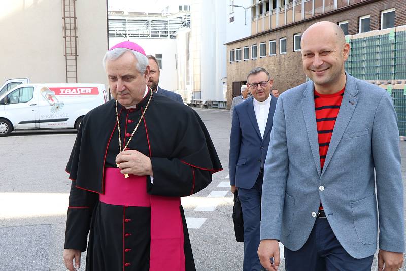 Svěcení papežského ležáku v českobudějovickém Budvaru se tradičně ujal biskup Vlastimil Kročil.