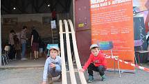 Maker Faire neboli přehlídka různých vynálezů přitáhla v sobotu od deseti hodin do českobudějovické "Žižkárny" davy návštěvníků.