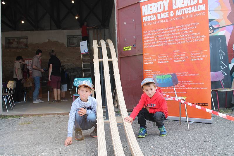 Maker Faire neboli přehlídka různých vynálezů přitáhla v sobotu od deseti hodin do českobudějovické "Žižkárny" davy návštěvníků.