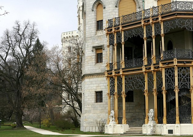 Pohádka Pyšná princezna se natáčel i na Státním zámku Hluboká nad Vltavou. Pohled na kamennou věž vedle dnešní oranžérie. Zde princezna házela za instalovanou mříží míč.