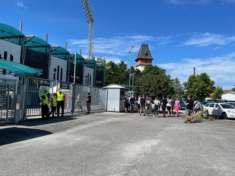 Na fanoušky dohlížely v okolí Střeleckého ostrova desítky policistů.