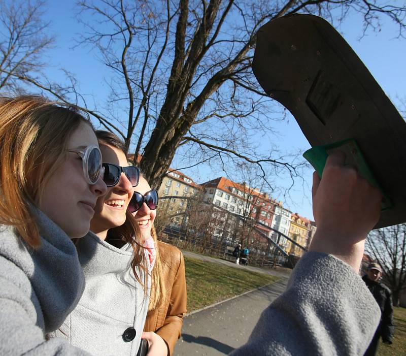 V pátek dopoledne sledovaly celé Budějovice částečné zatmění Slunce.