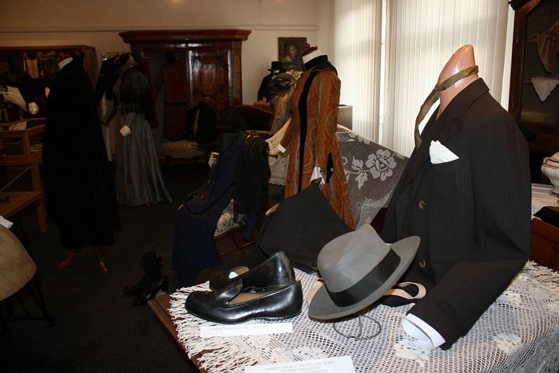 Výstava Ze starých šatníků a truhel v Městském muzeu v Týně nad Vltavou ukazuje, jak se měnila móda od poloviny 19. do poloviny 20. století. 