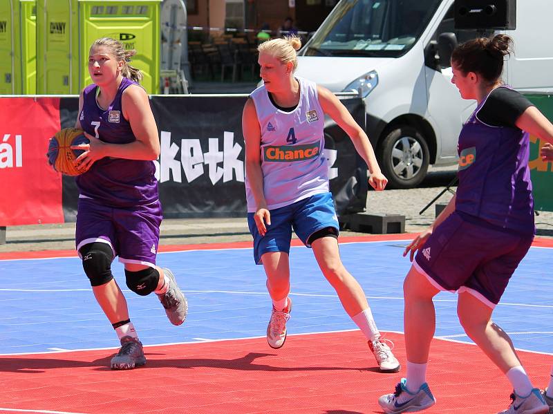 České Budějovice - Sobota 10. června patří na náměstí Přemysla Otakara II. v Českých Budějovicích basketbalu. Po roce tam dorazila Chance 3x3 Tour. U Samsona vyrostly čtyři kurty s mobilními koši.